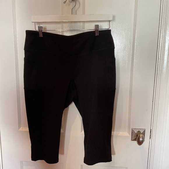 T by Talbots Pants - T by Talbots black legging Capri with rouched detail XP